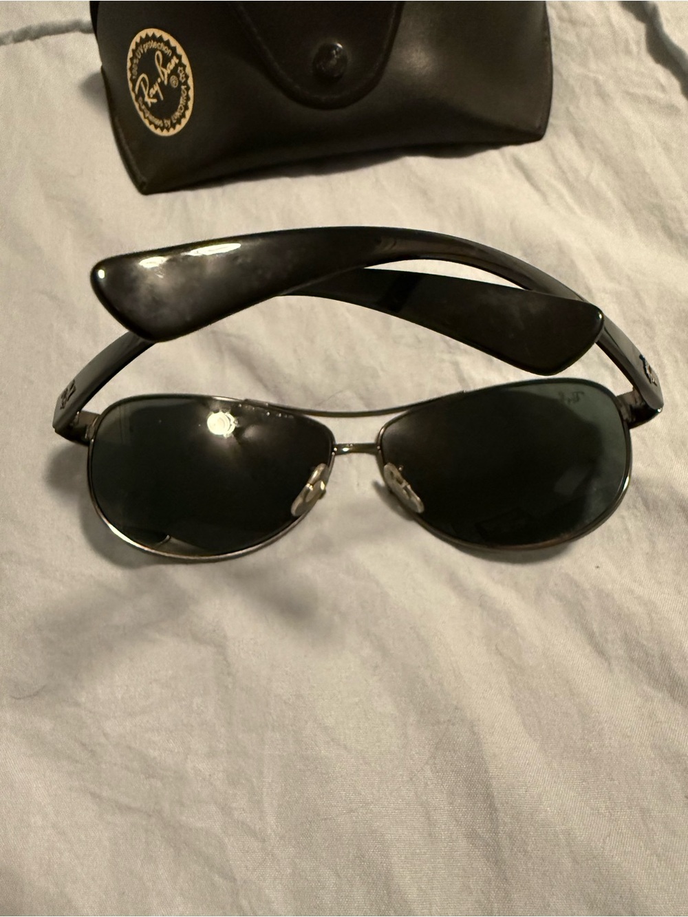 Ray-Ban Black Metal Aviator Sunglasses with Dark Lenses and Case - Picture 7 of 9